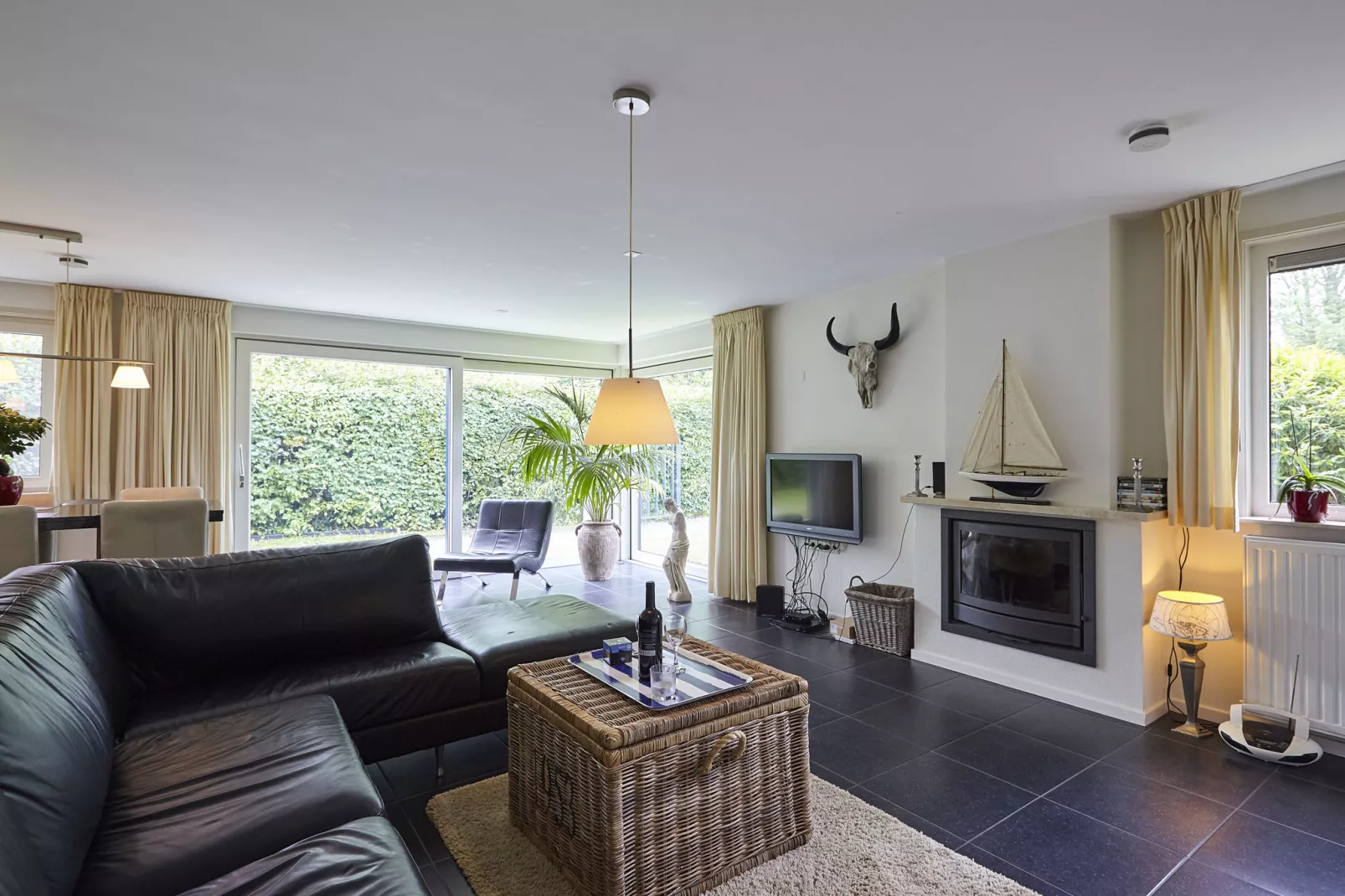 Lounge & Relax-Living room