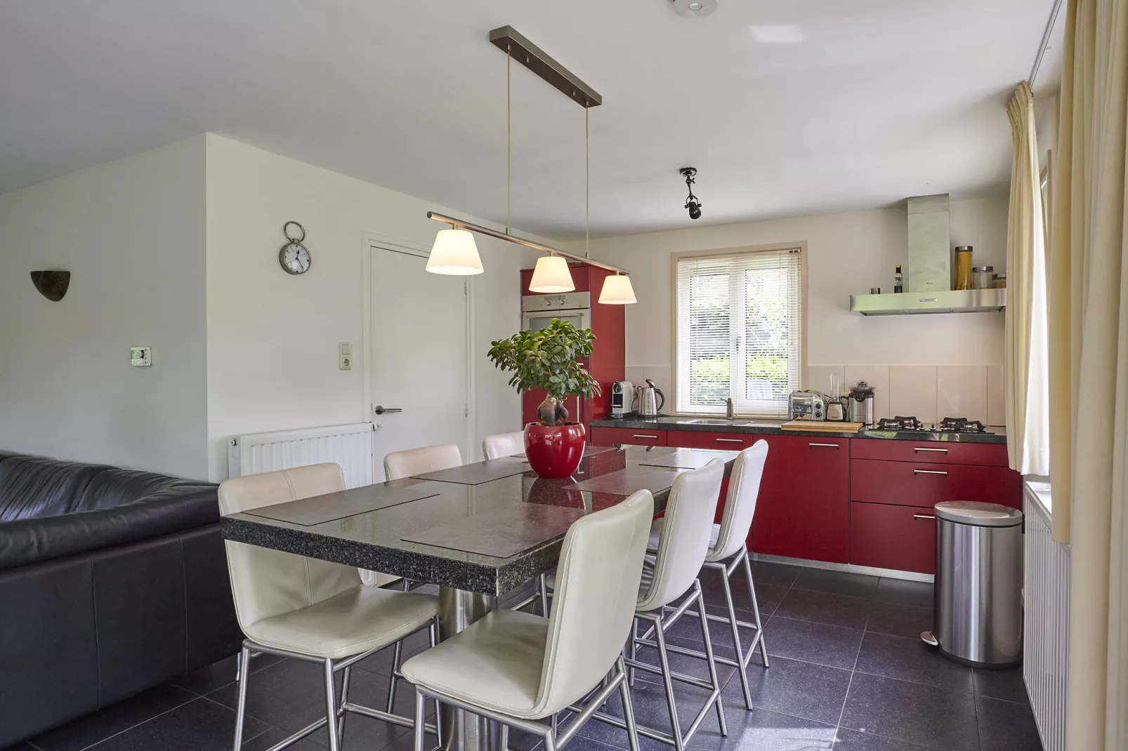Lounge & Relax-Dining room