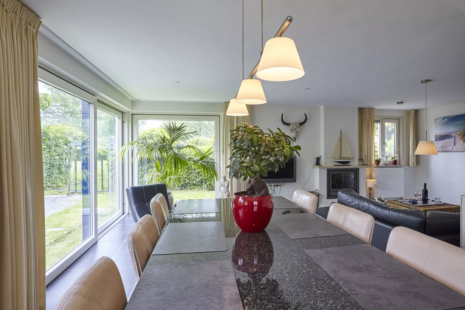 Lounge & Relax-Dining room