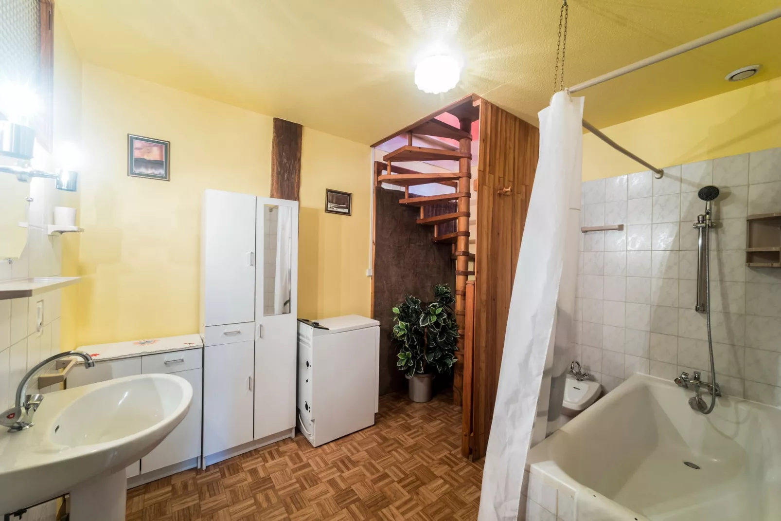 Curtille du Mesnil 2-Bathroom