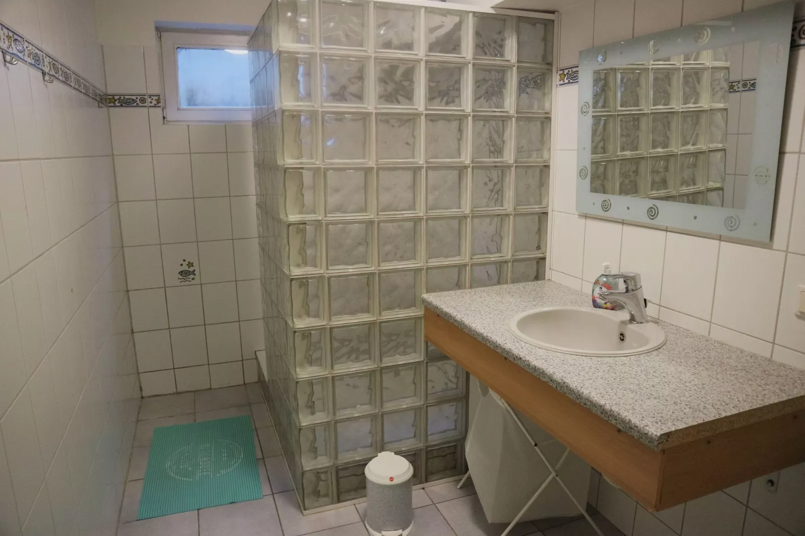 Flora-Bathroom