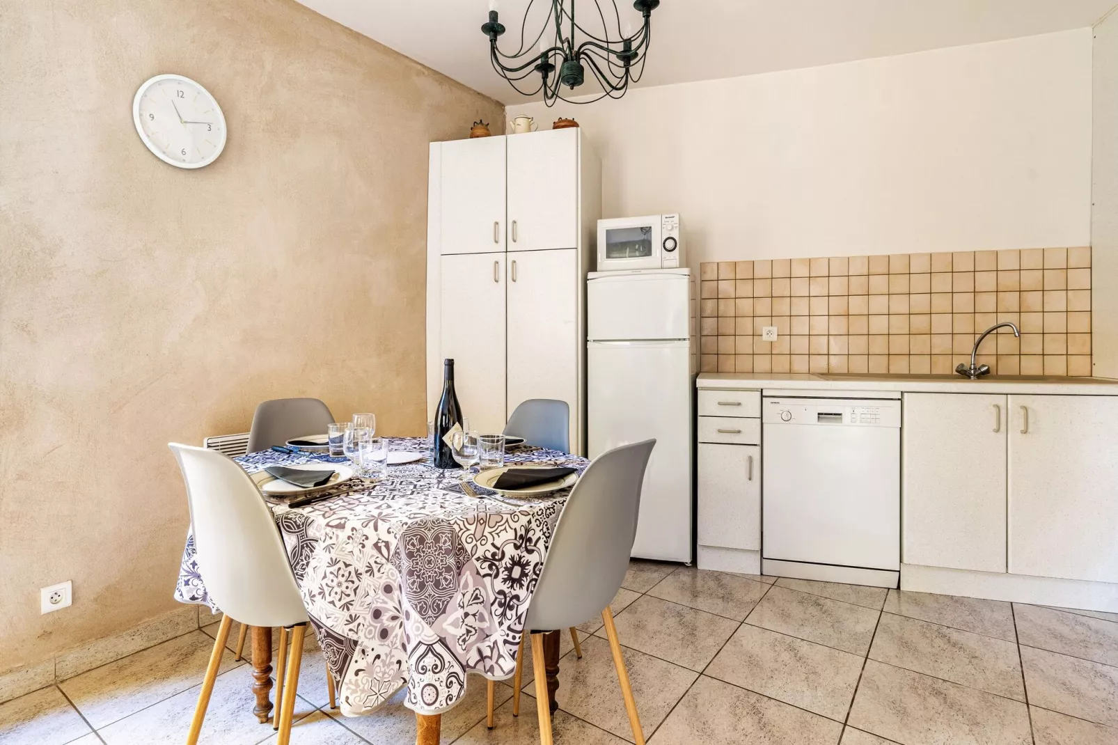 LA MAISON DE VILLAGE-Salle à manger