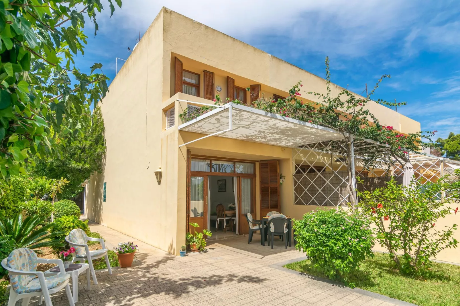 Bella-Exterior summer