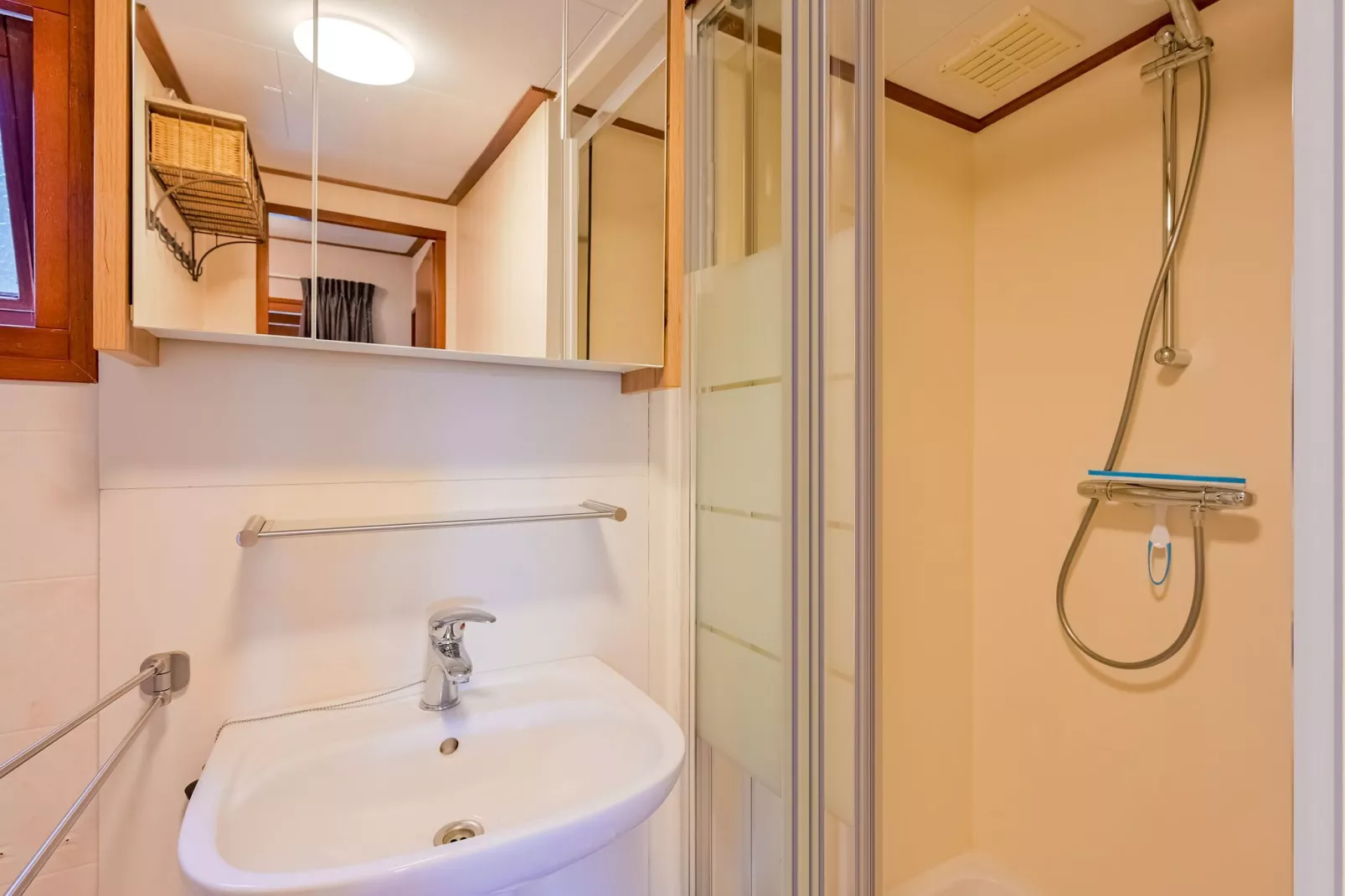Huisje 37-Bathroom
