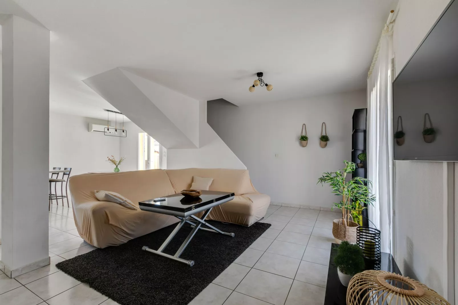 MAISON PISCINE AU CALME A PINET-Living room