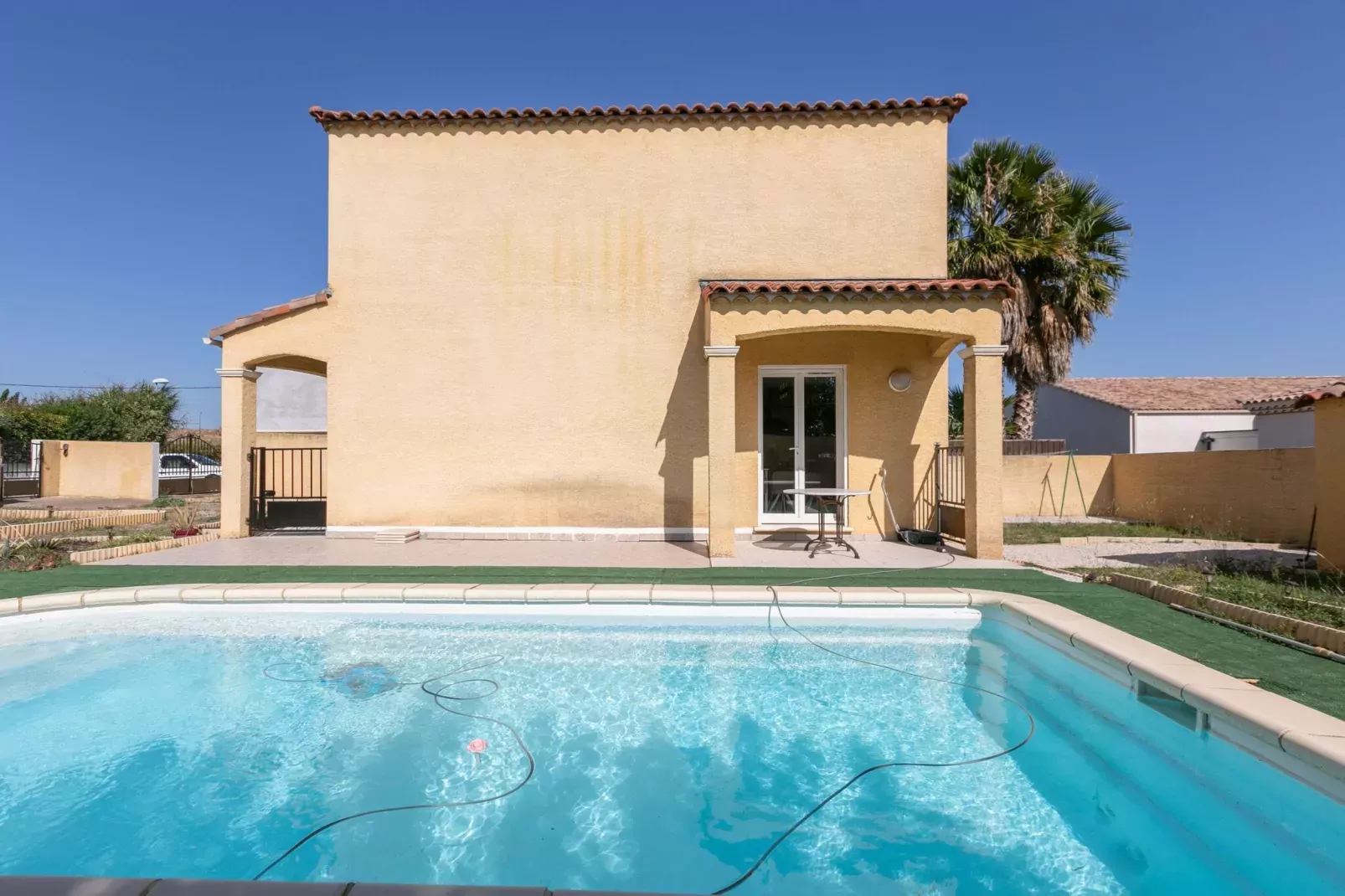 MAISON PISCINE AU CALME A PINET-Exterior summer