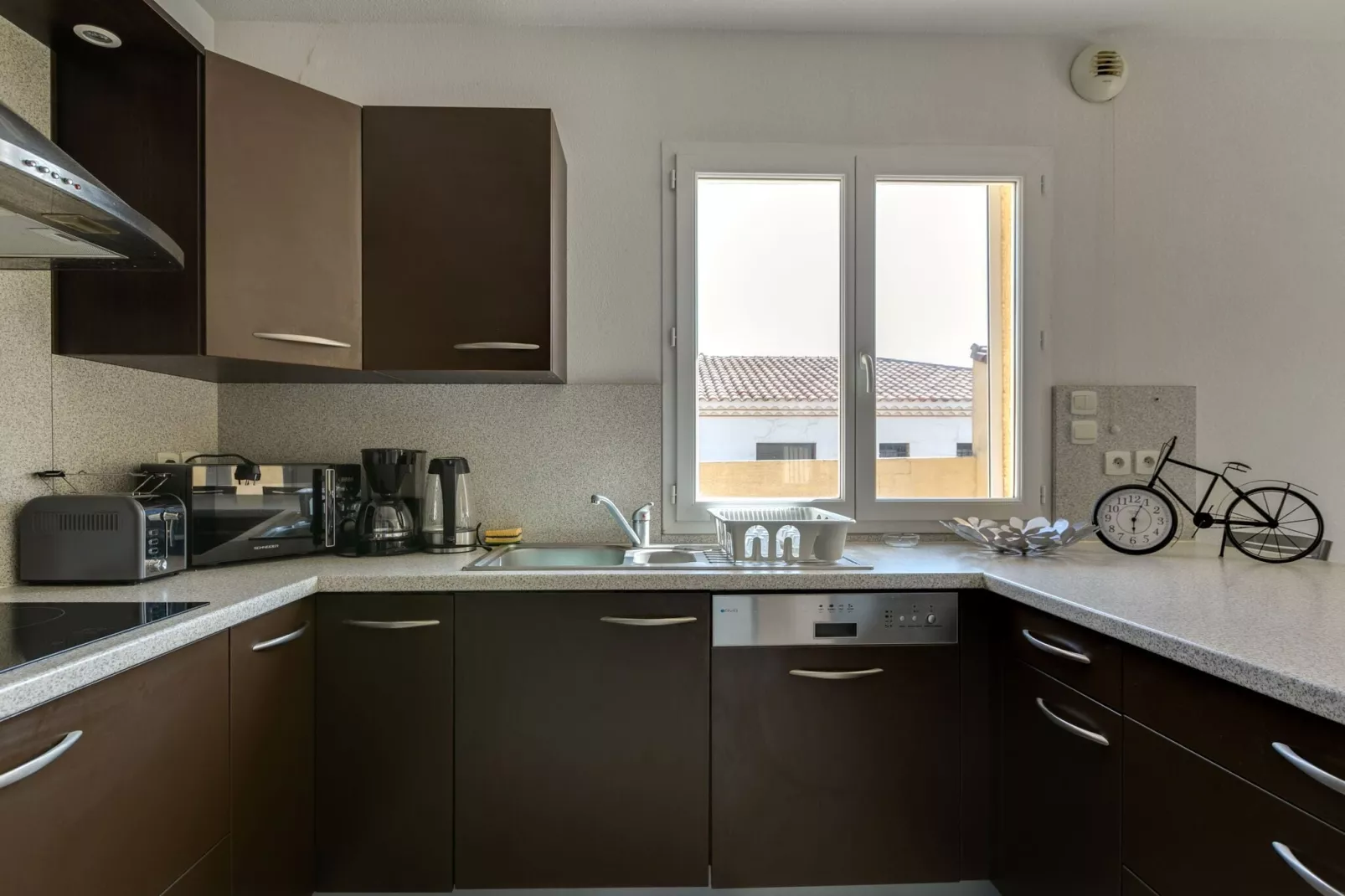 MAISON PISCINE AU CALME A PINET-Kitchen