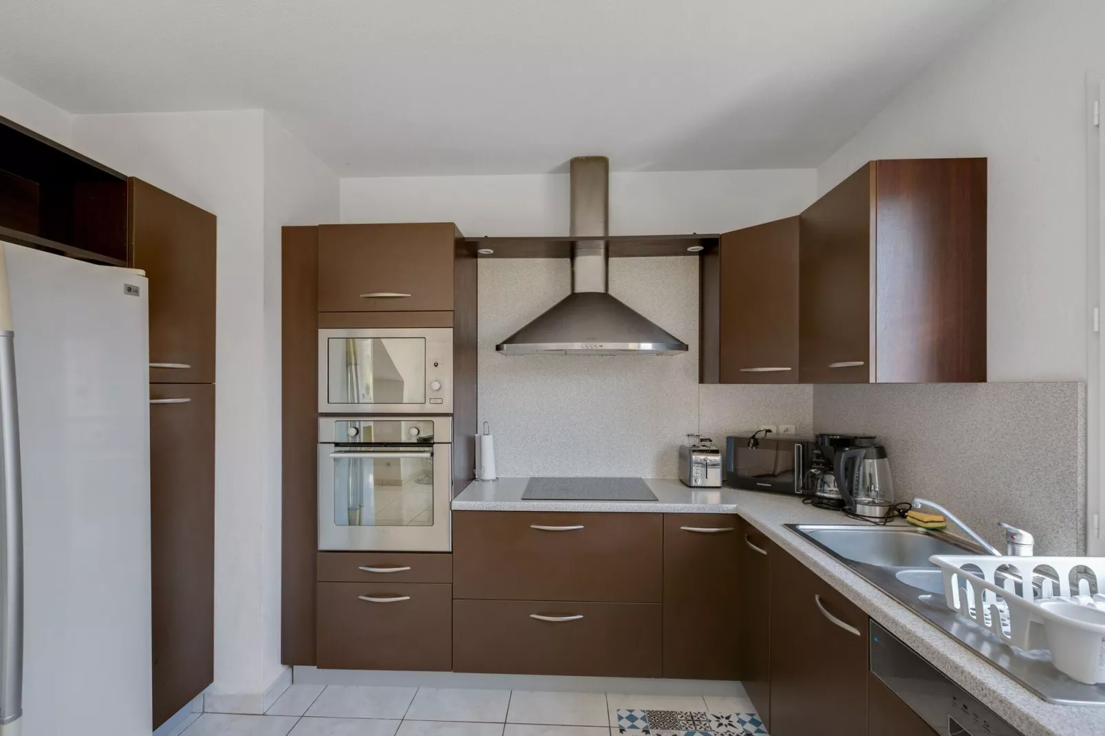 MAISON PISCINE AU CALME A PINET-Kitchen