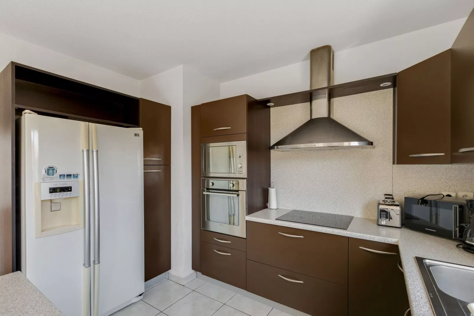 MAISON PISCINE AU CALME A PINET-Kitchen