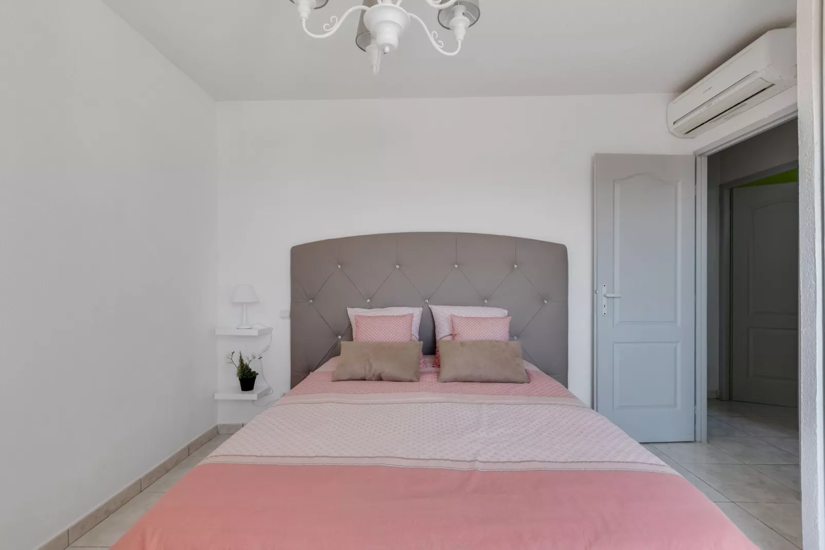 MAISON PISCINE AU CALME A PINET-Bedroom