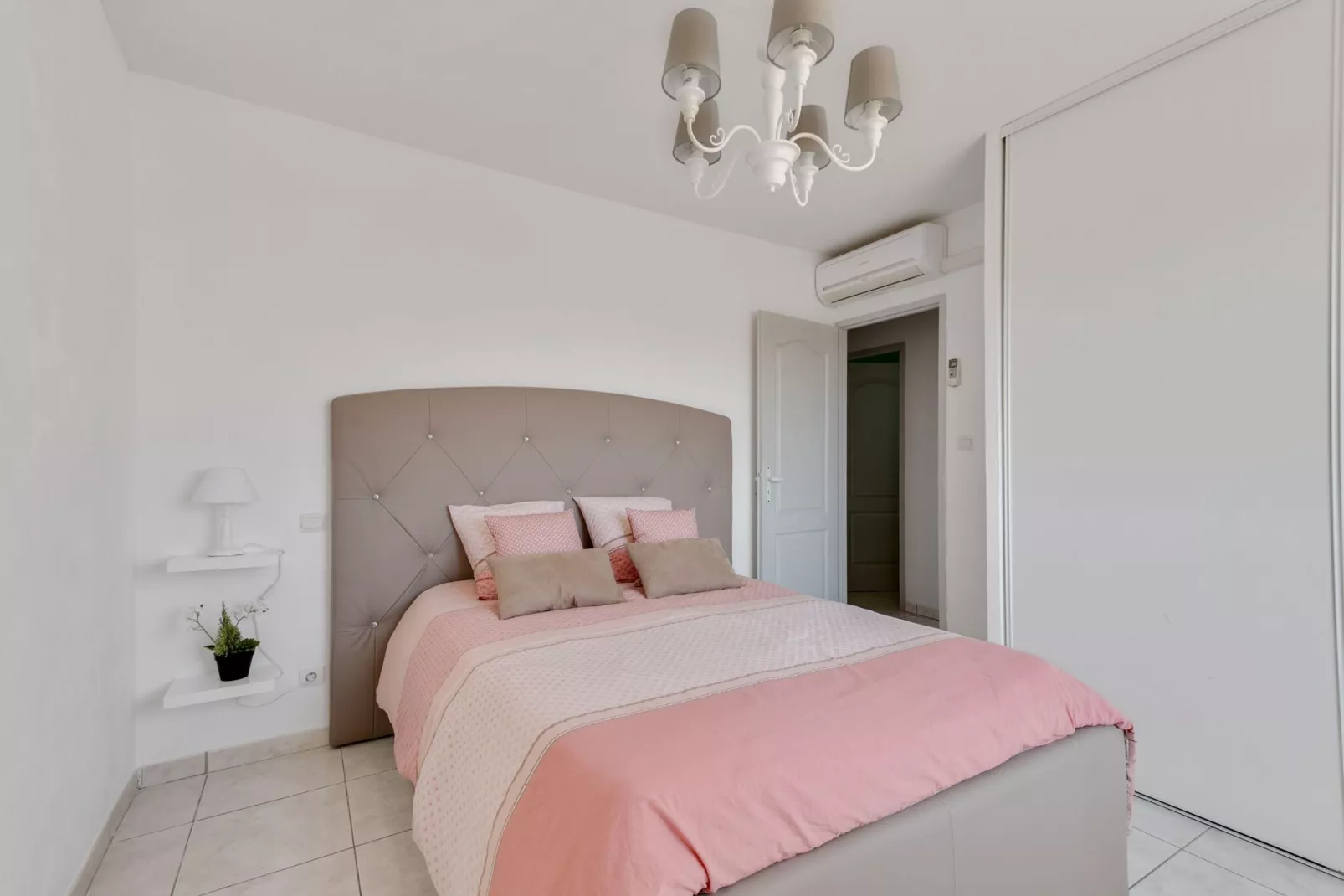 MAISON PISCINE AU CALME A PINET-Bedroom