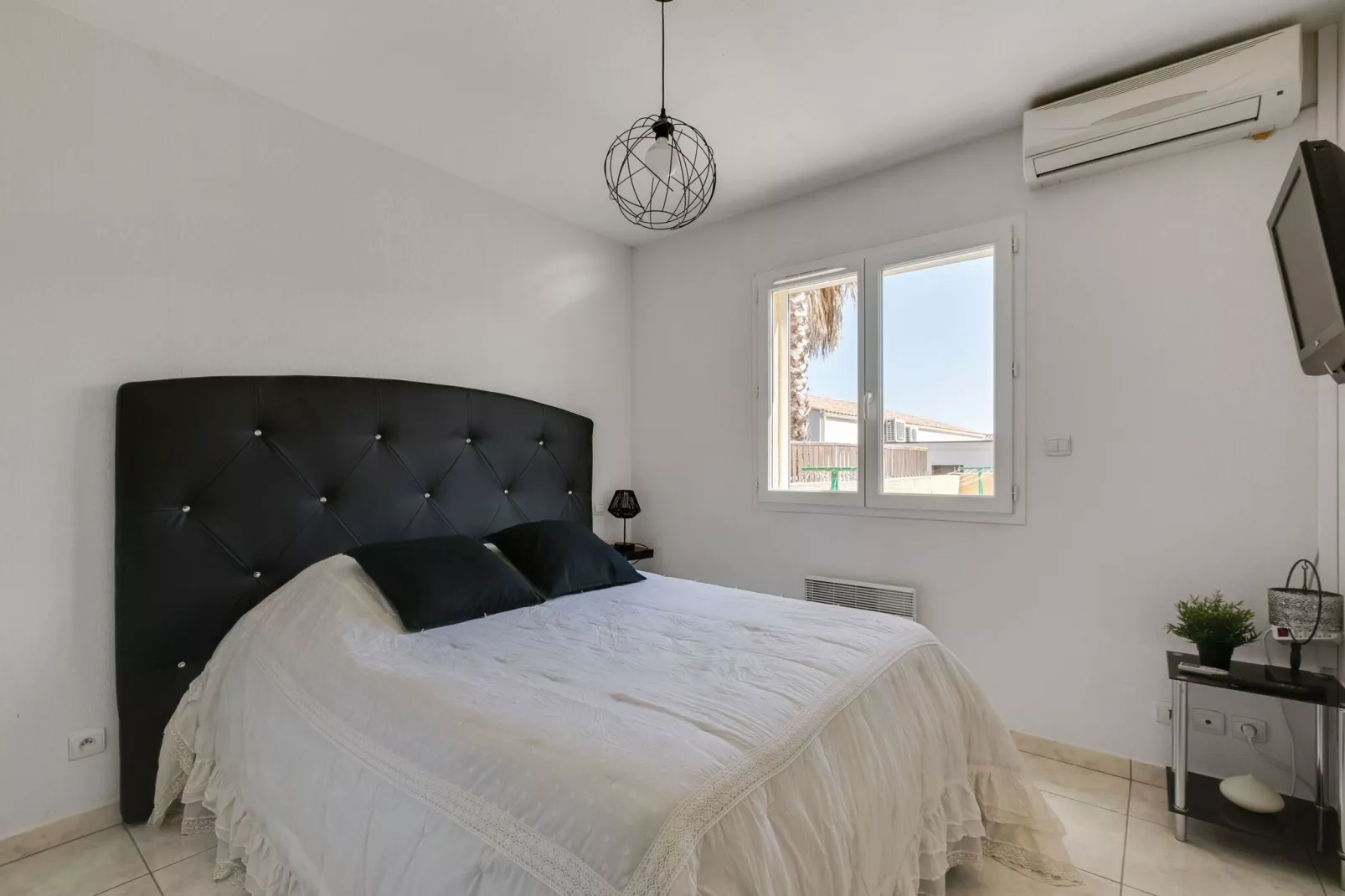 MAISON PISCINE AU CALME A PINET-Bedroom