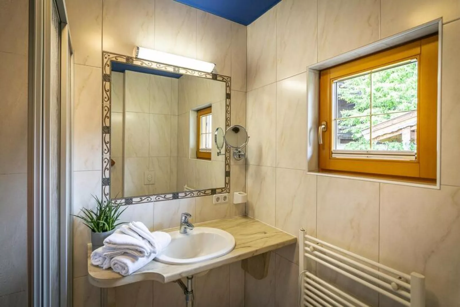 Chalets Almdorf Zillertal Fügen-Haus 6 Personen-Bathroom