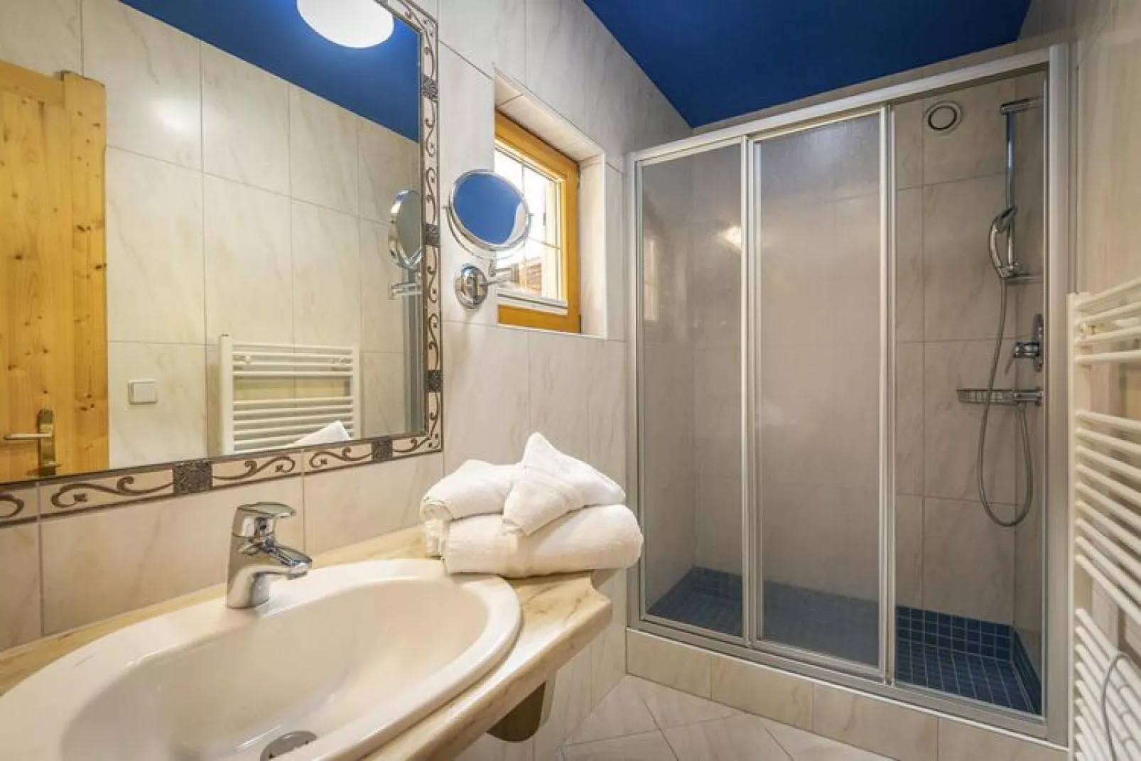Chalets Almdorf Zillertal Fügen-Haus 6 Personen-Bathroom
