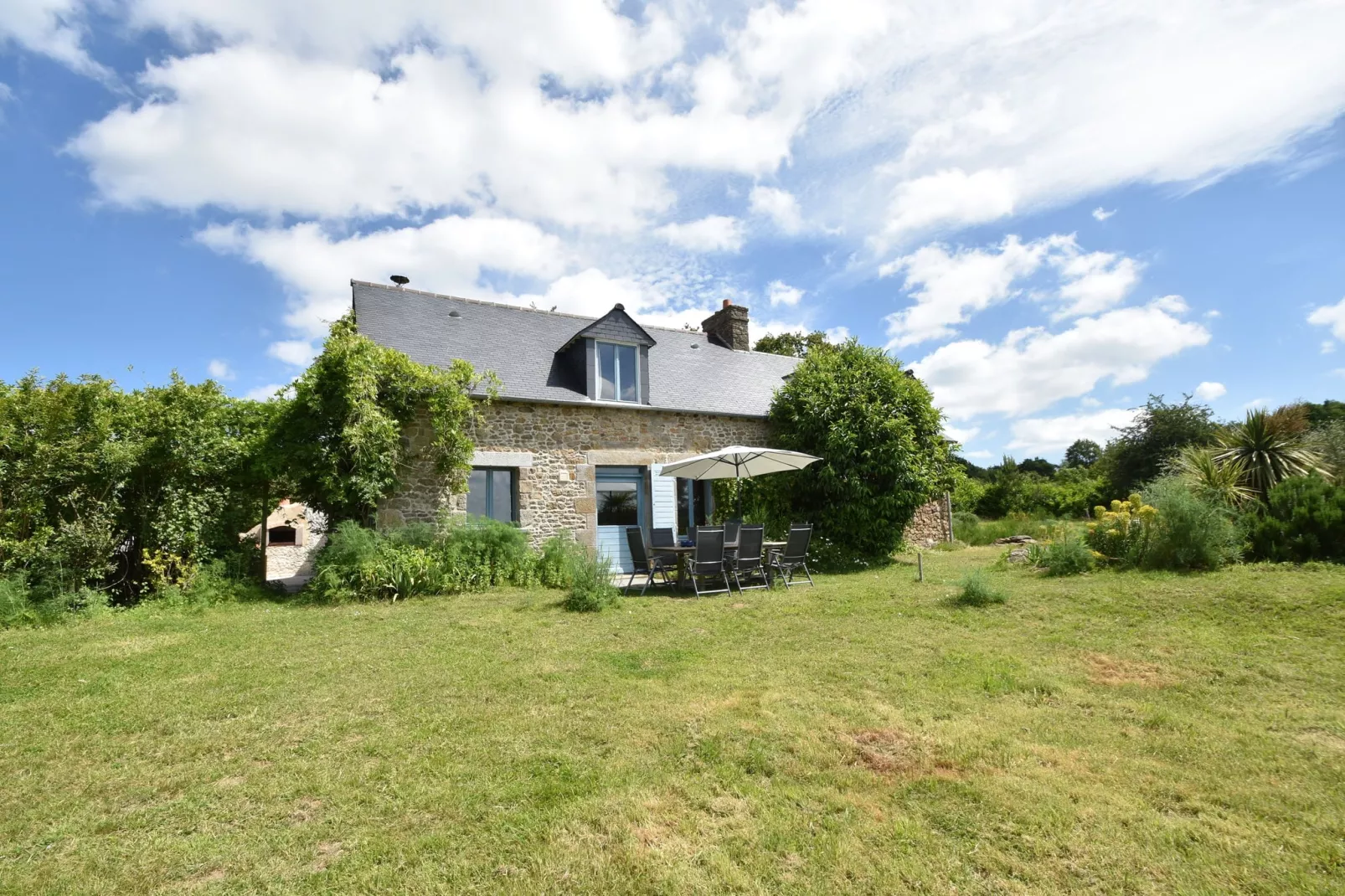 Les Volets Bleus-Exterior summer