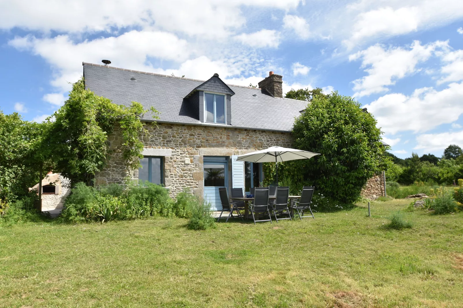 Les Volets Bleus-Exterior summer