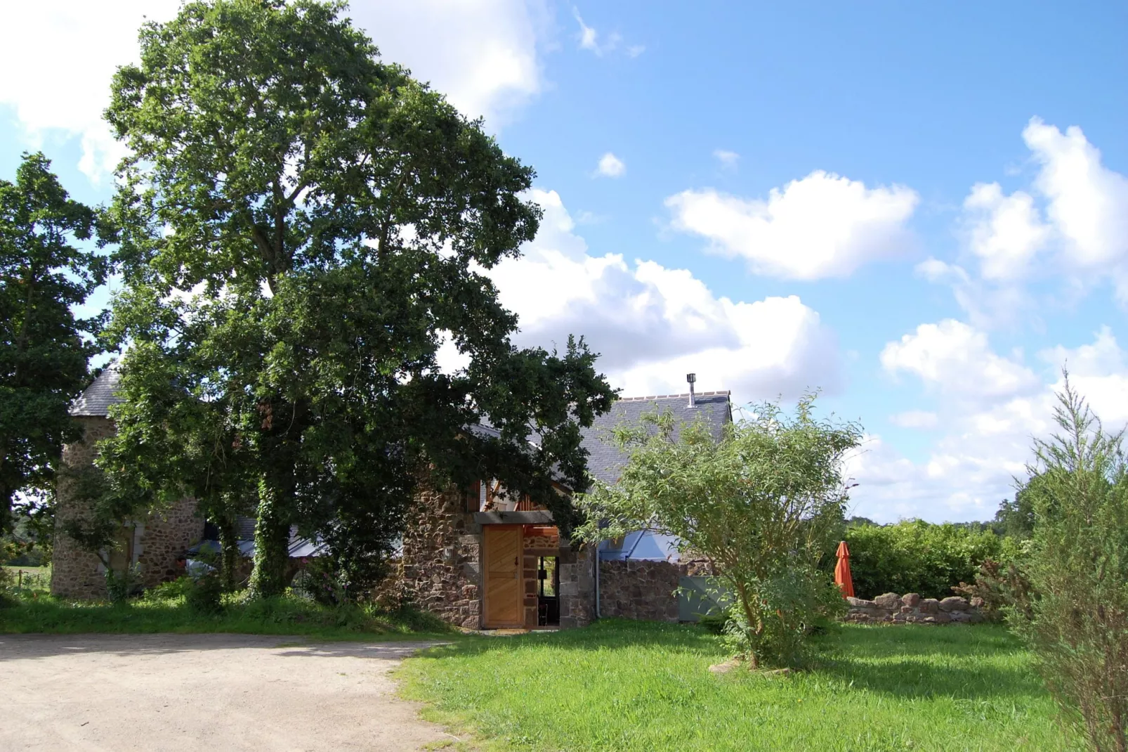 Les Volets Bleus-Exterior summer