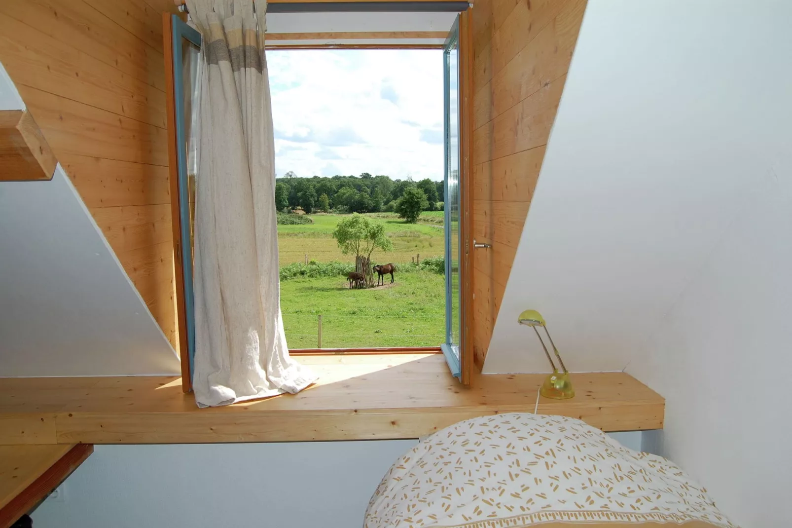 Les Volets Bleus-Bedroom