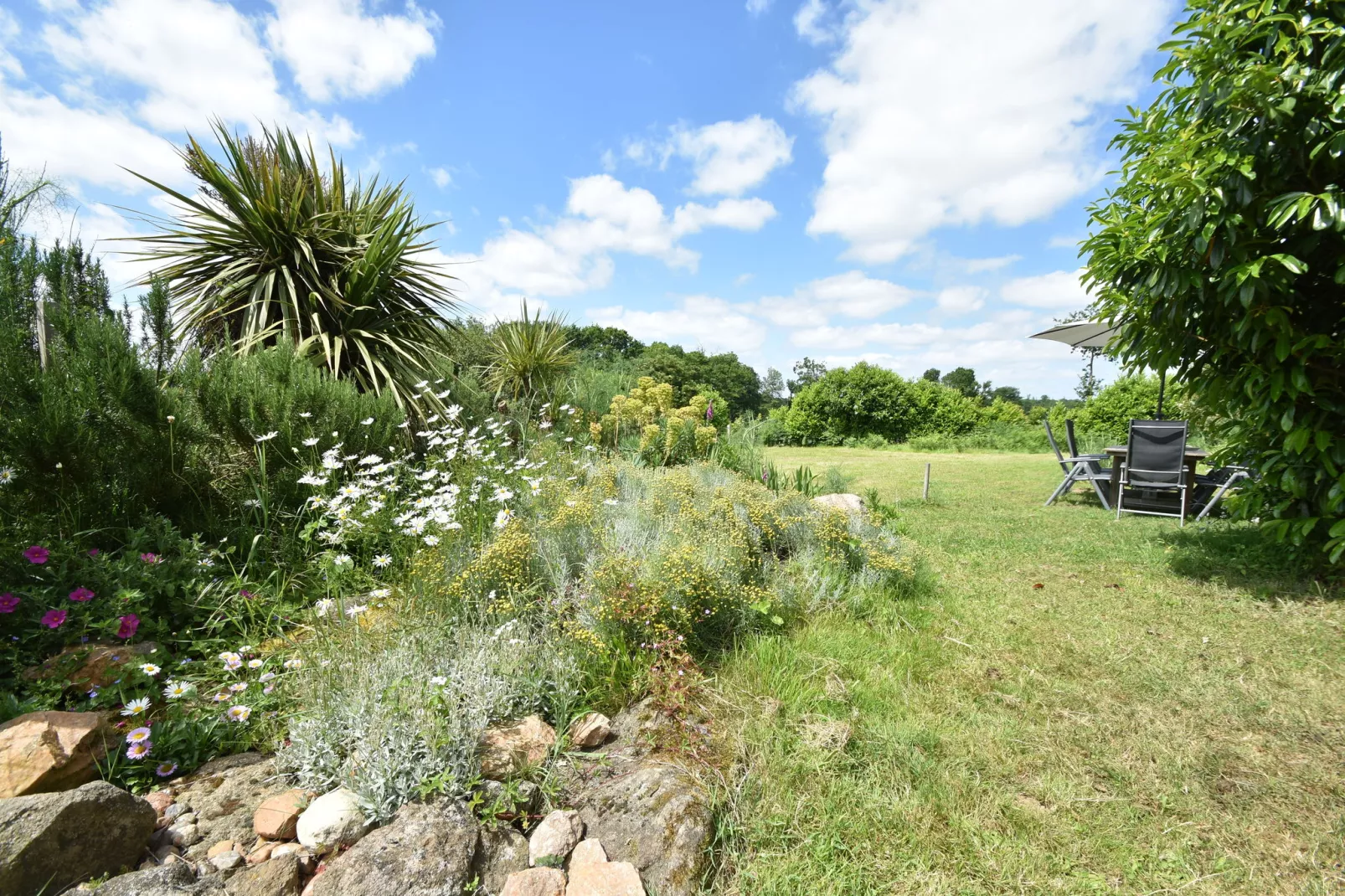 Les Volets Bleus-Gardens summer