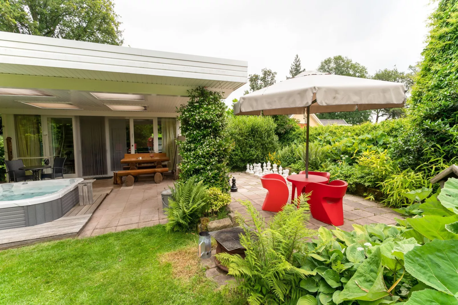 De Engelse tuin van Oldenzaal-Terrace balcony