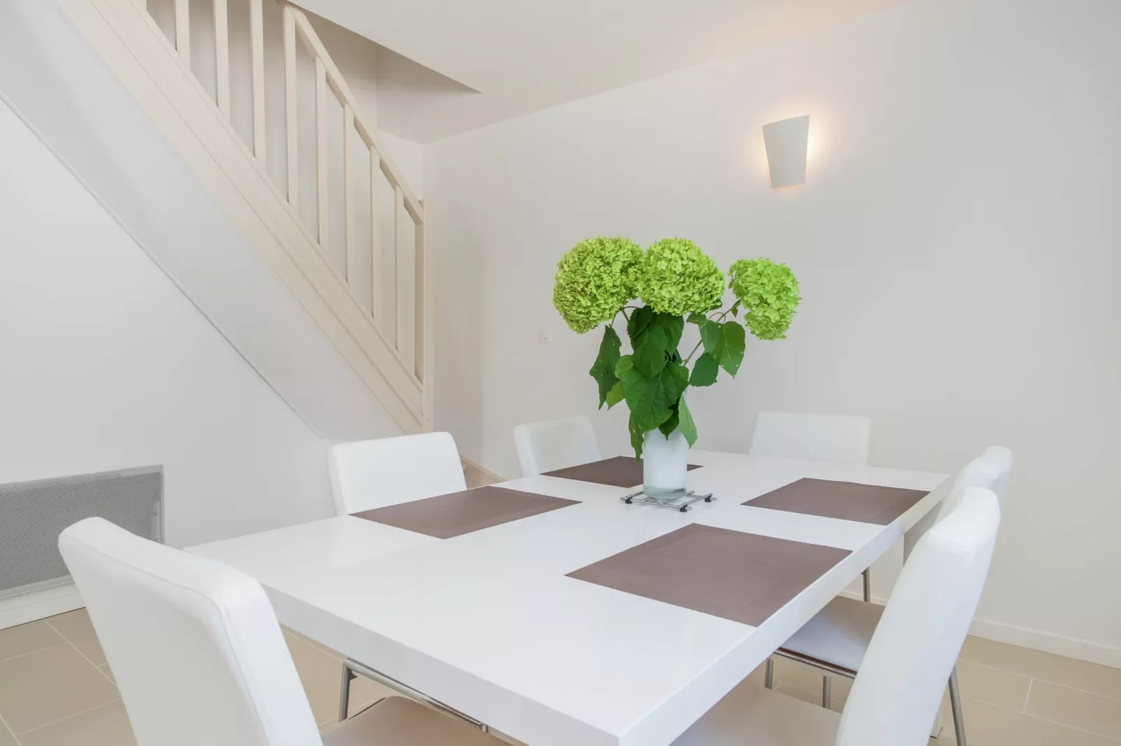 Maison de vacances Beaumont en Véron-Dining room