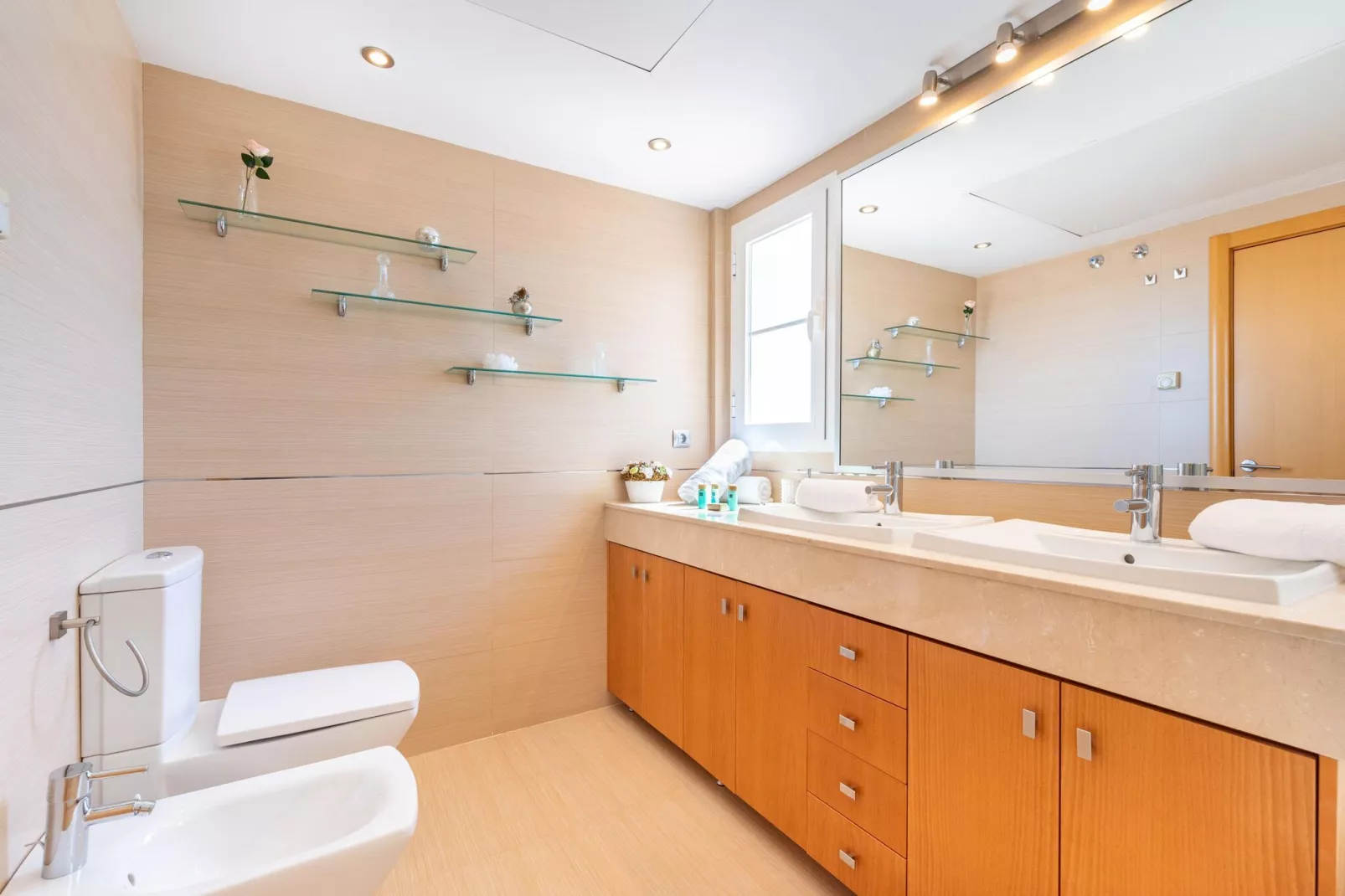 La Zenaida II-Bathroom