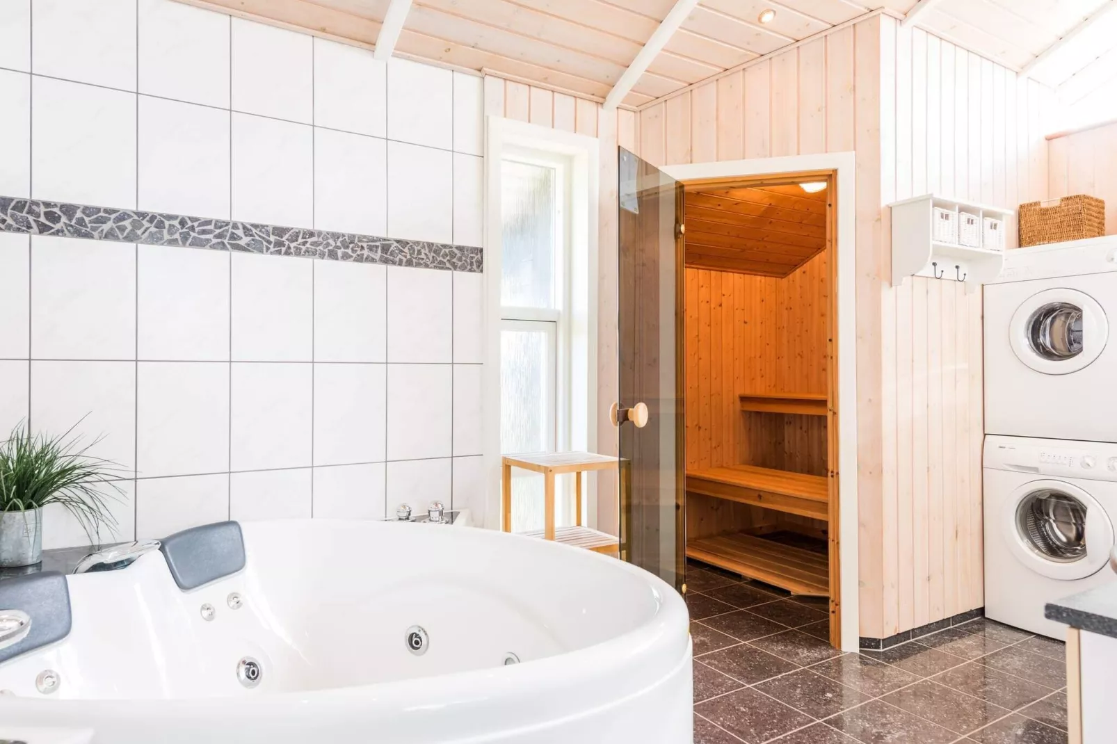 6 Personen Ferienhaus in Tarm-Wellnessbereich