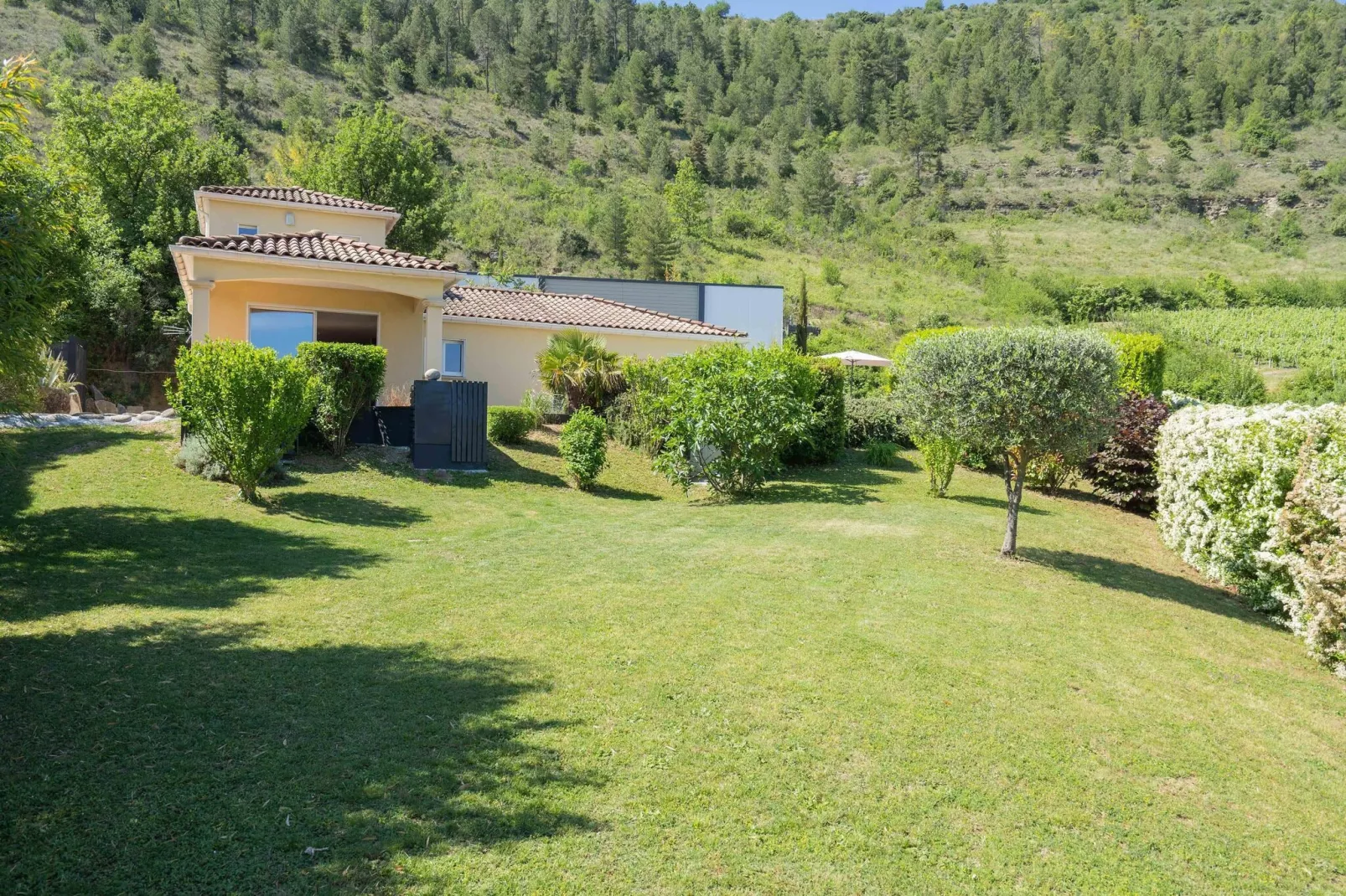 Villa - LES VANS-Garten Sommer