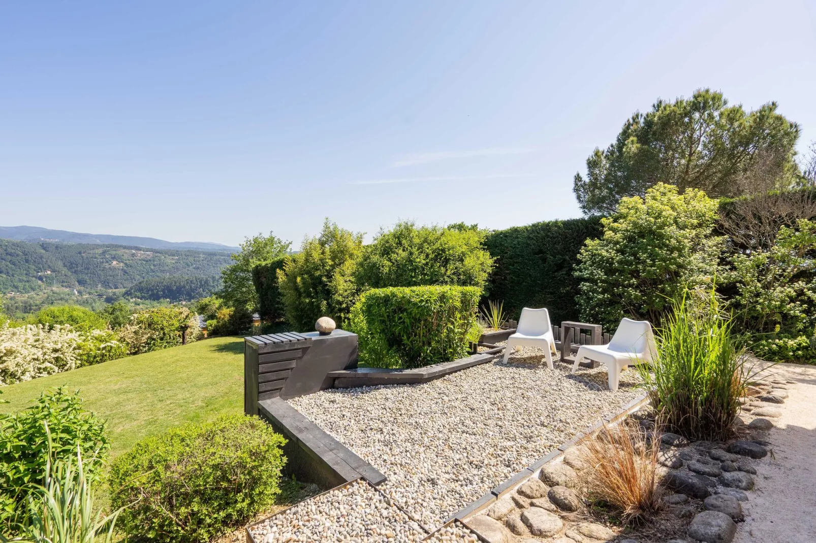 Villa - LES VANS-Garten Sommer
