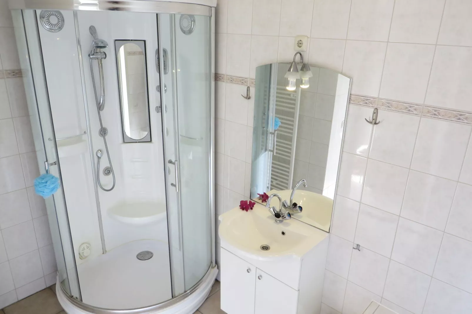 Villavakantiepark IJsselhof 2-Bathroom