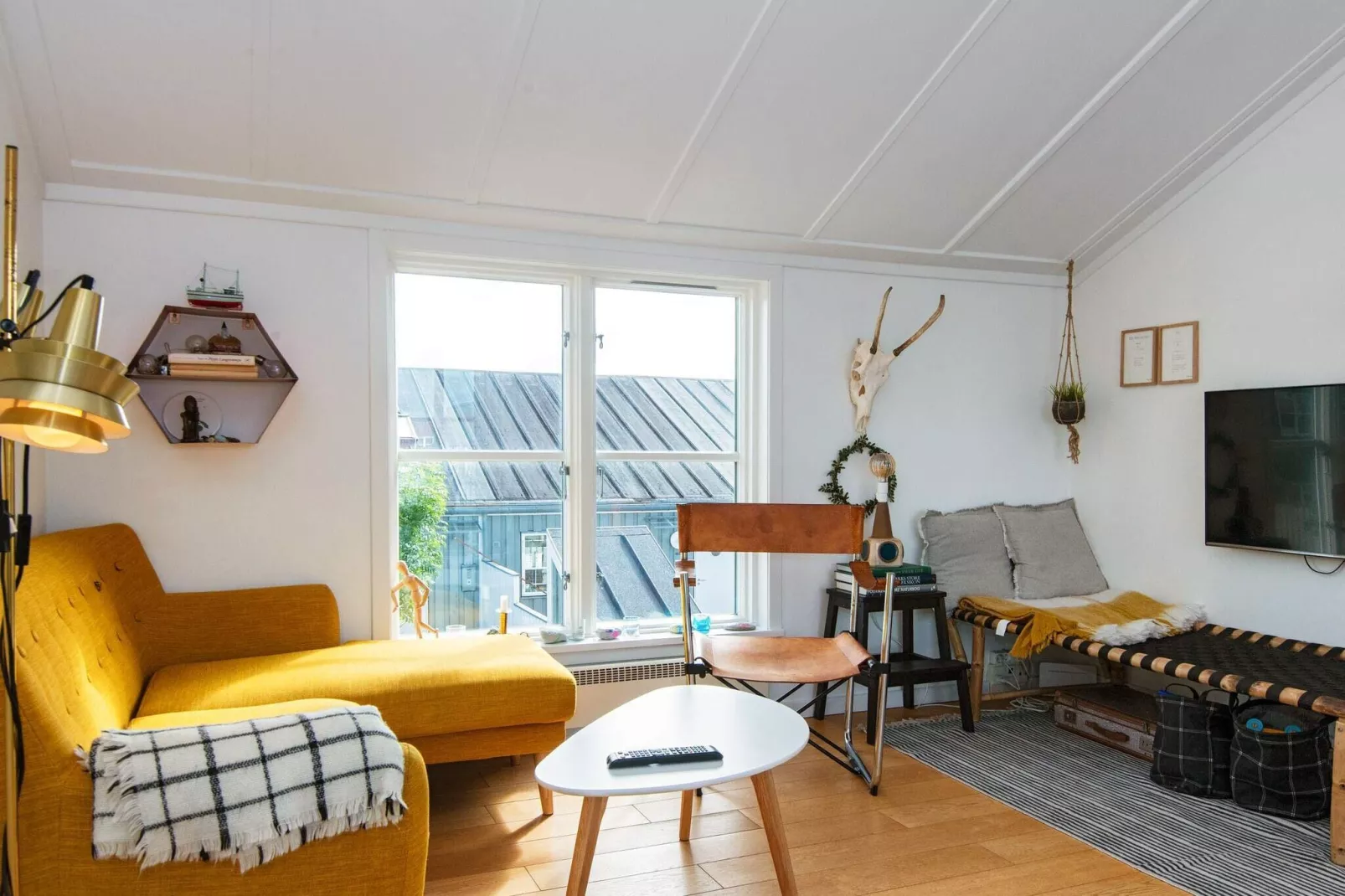 3 vær.,1.+ 2. etage, hems-Indoor