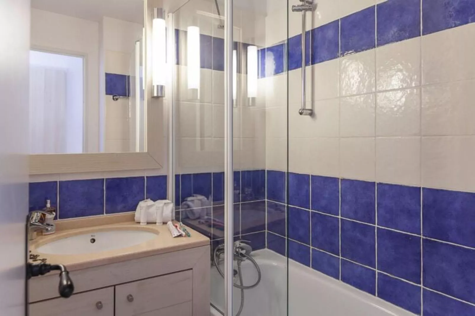 Residence La Pinède, Hyères-A7 Standard - Apt. 7 p. - 1 bedroom + 1 sleeping alcove-Bathroom