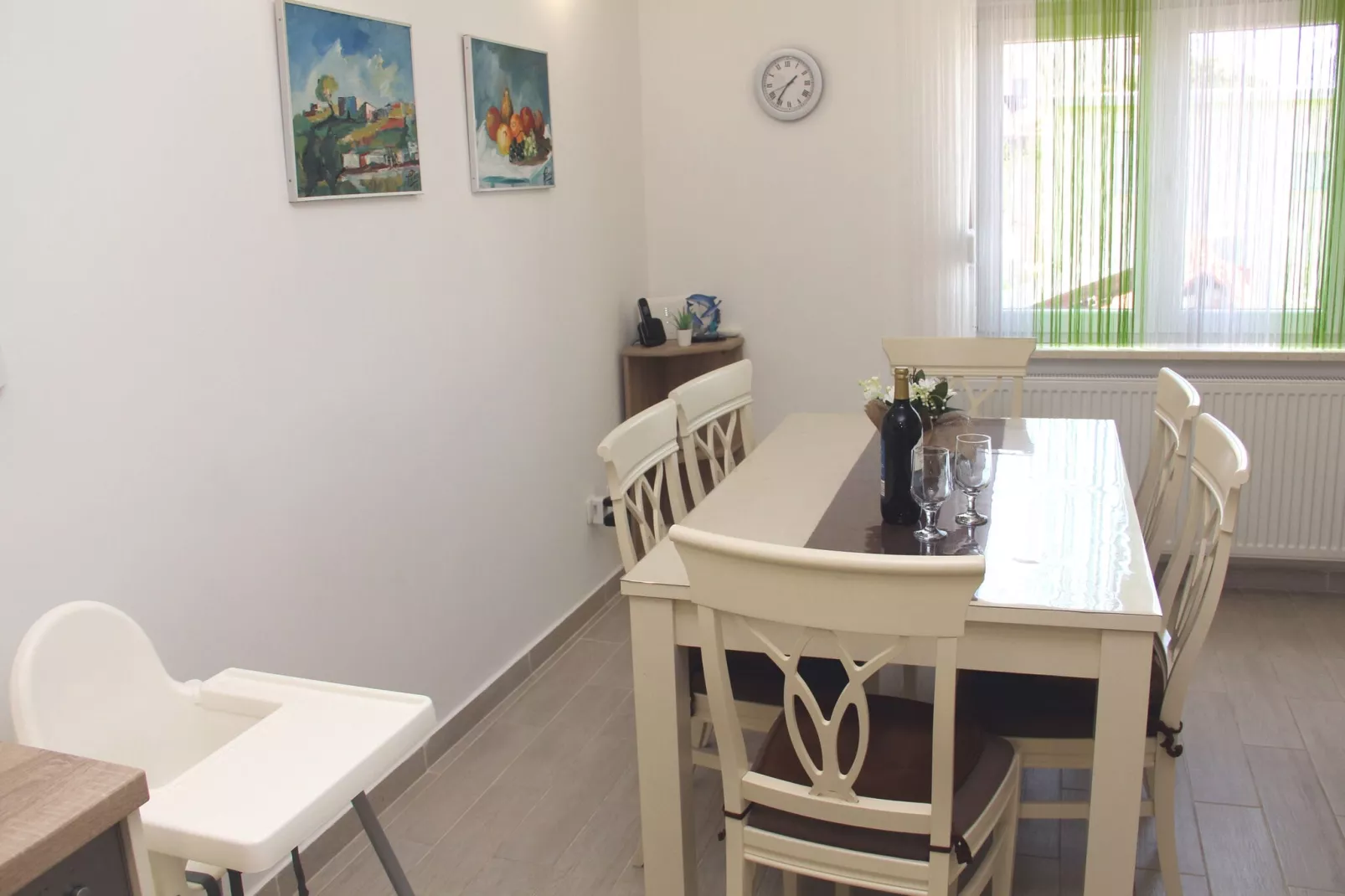 Mateo-Dining room