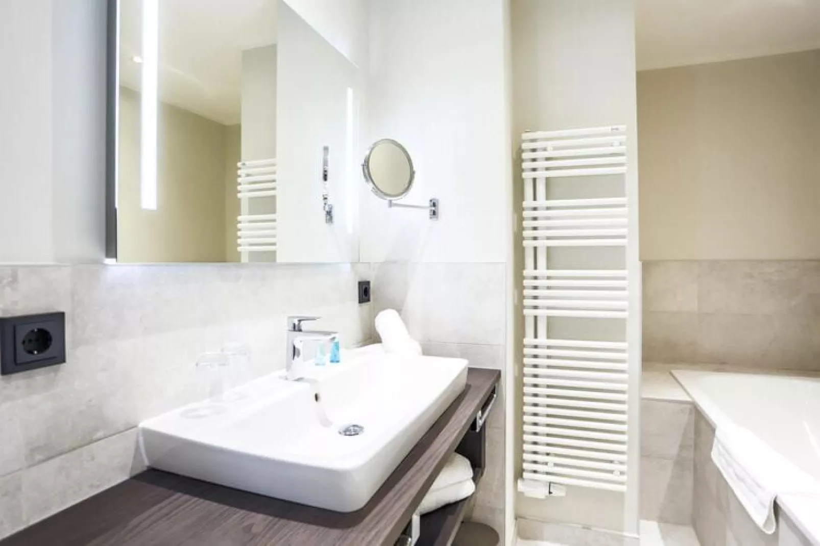Apartments im MAREMÜRITZ Yachthafen Resort / Fortuna Suite Müritzblick 2 Personen-Bathroom
