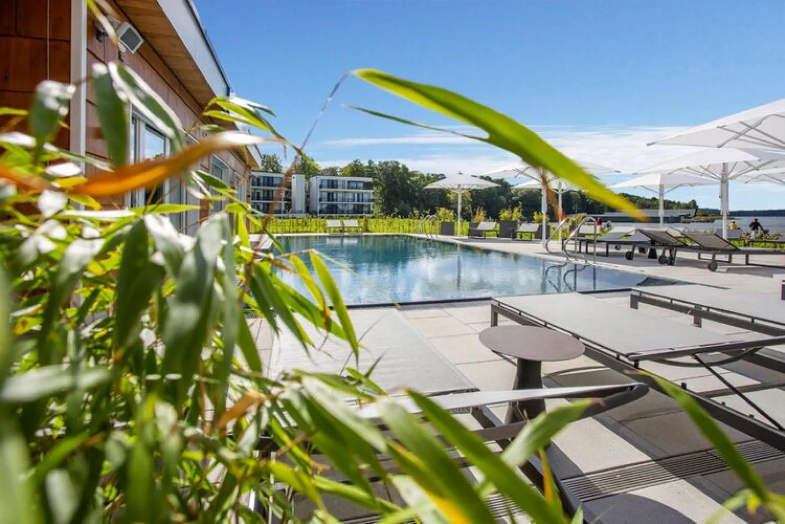 Apartments im MAREMÜRITZ Yachthafen Resort / Fortuna Suite Müritzblick 2 Personen-Pool