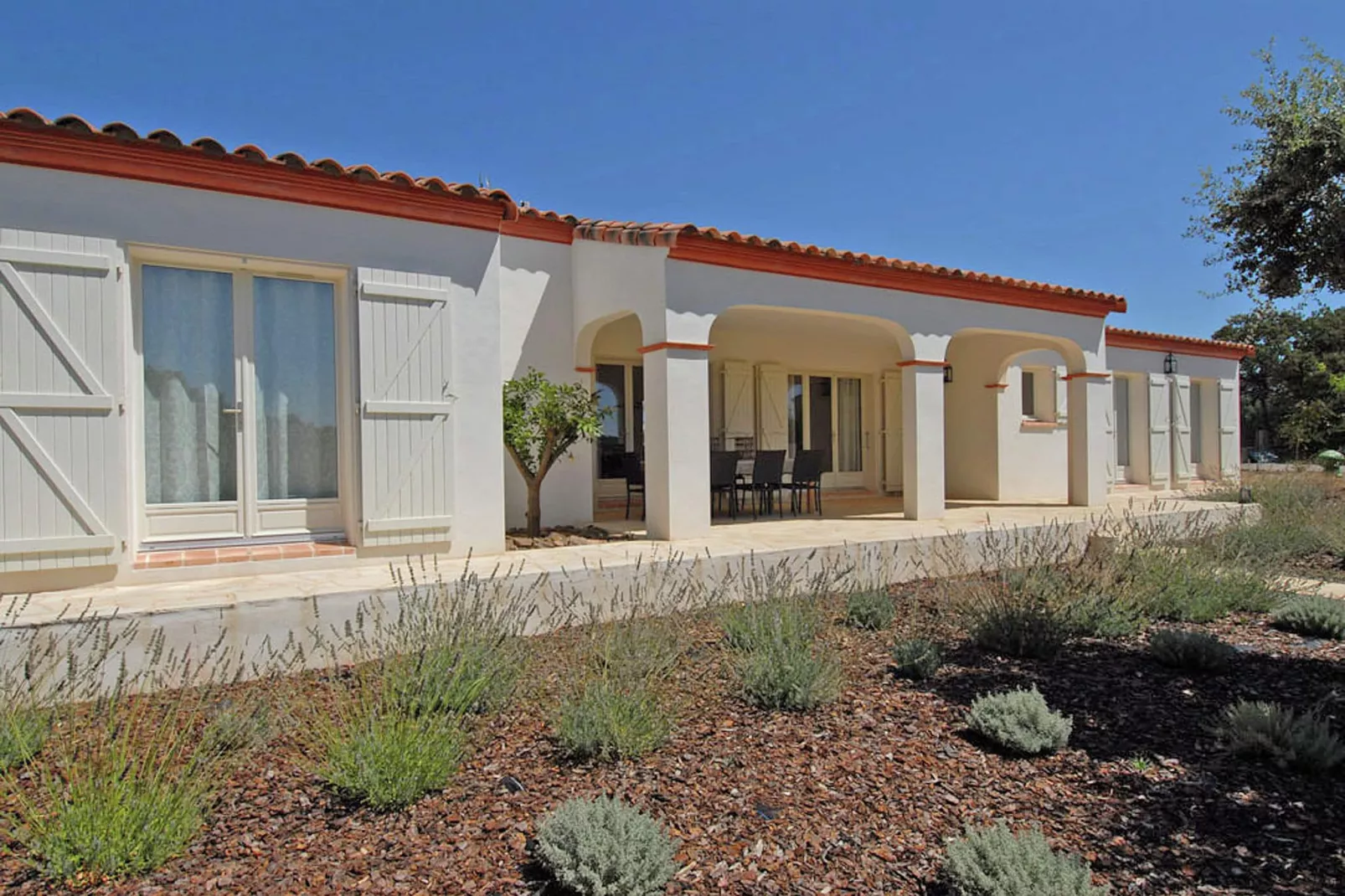 Escales-Exterior summer