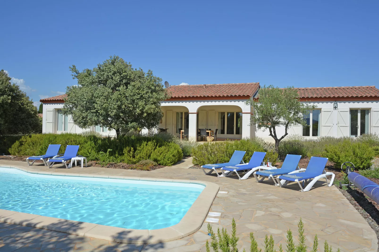 Escales-Exterior summer