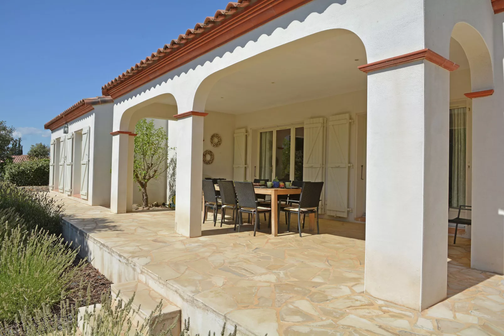 Escales-Exterior summer