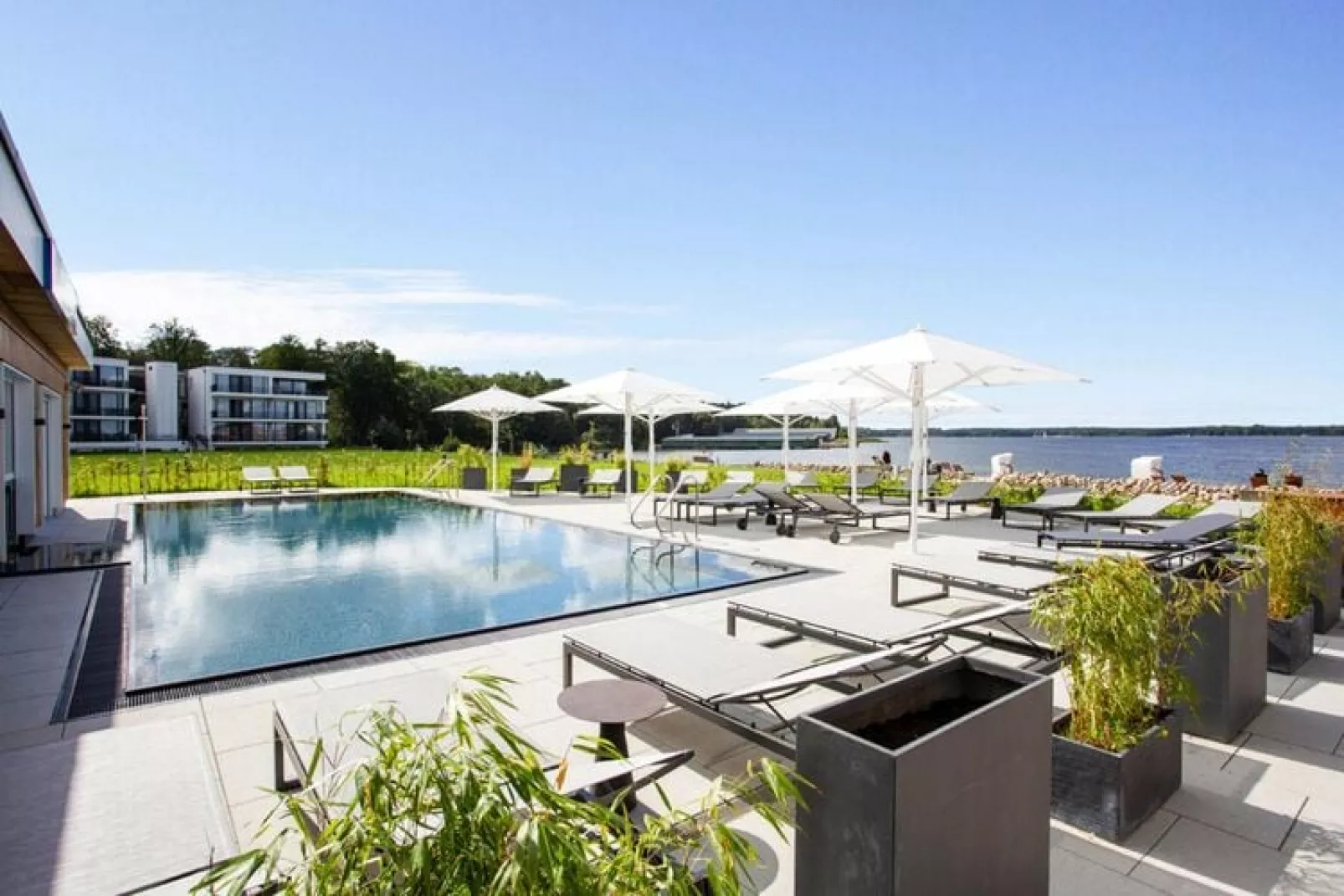 Apartments im MAREMÜRITZ Yachthafen Resort / Fortuna Suite Müritzblick 2 Personen-Pool