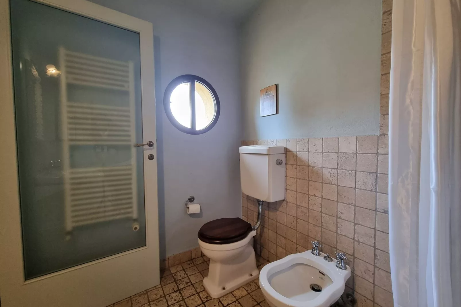 Otello & Don Carlos-Bathroom