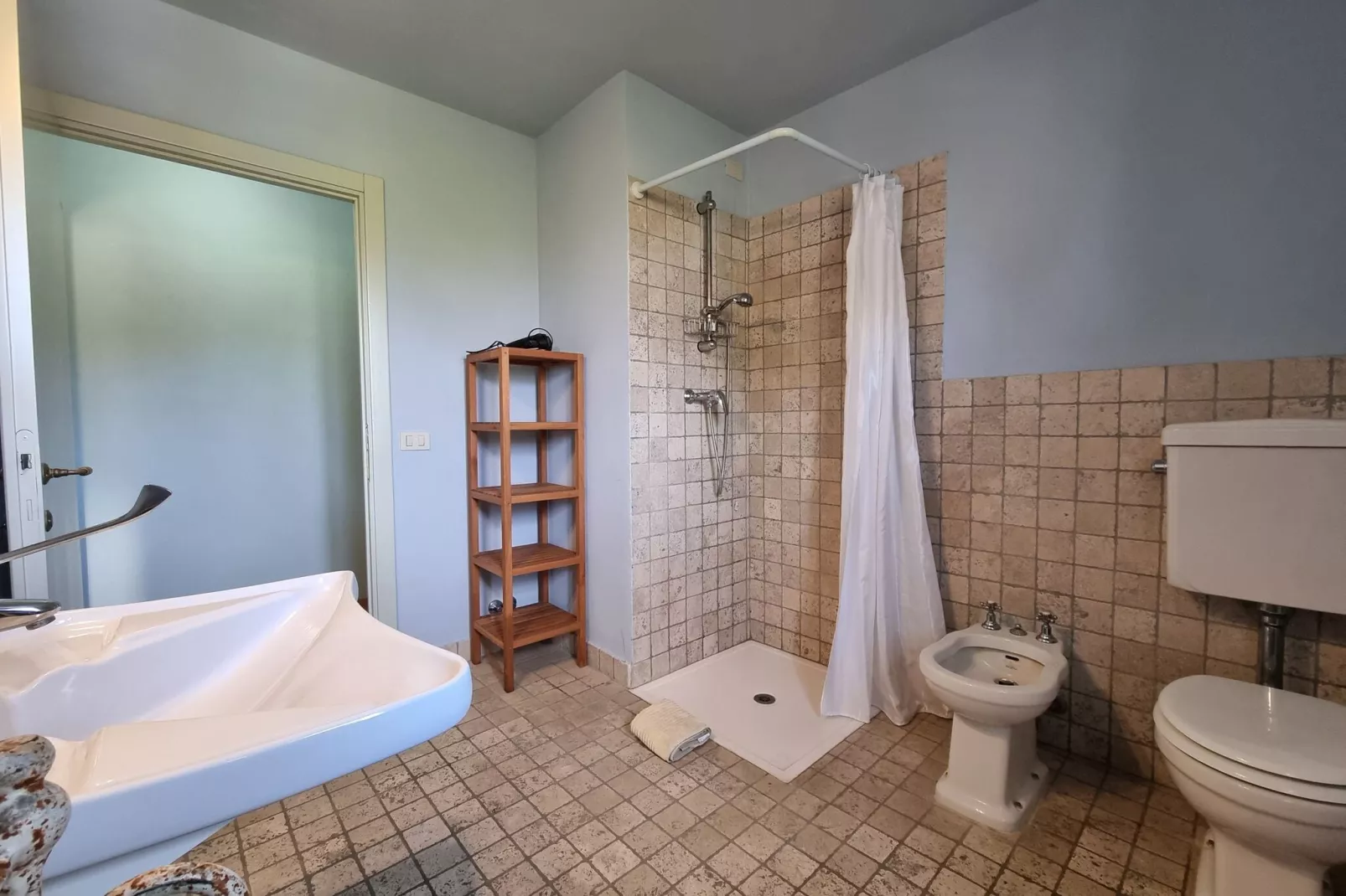 Otello & Don Carlos-Bathroom