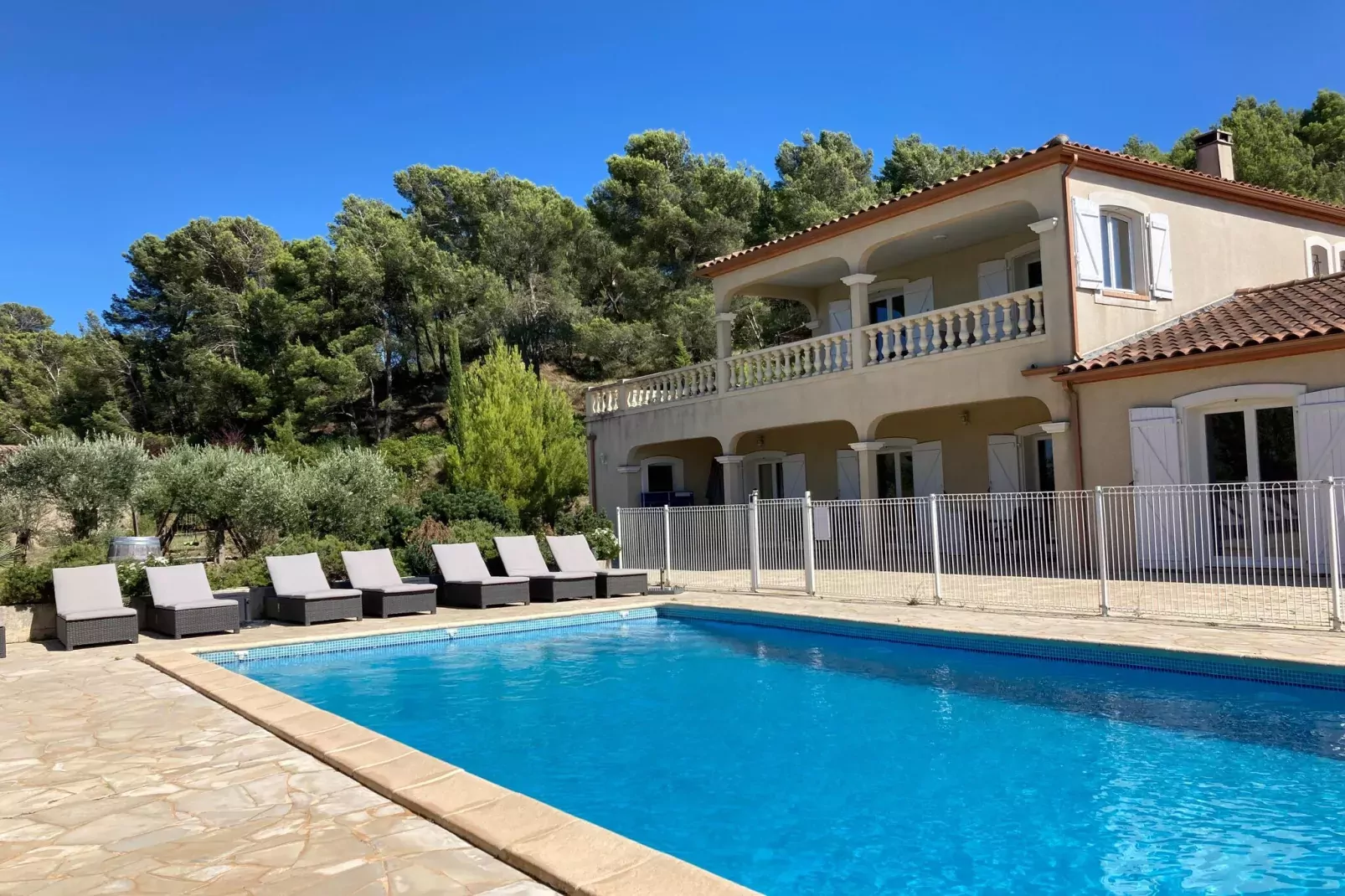 Chateau Henry-Schwimmbad