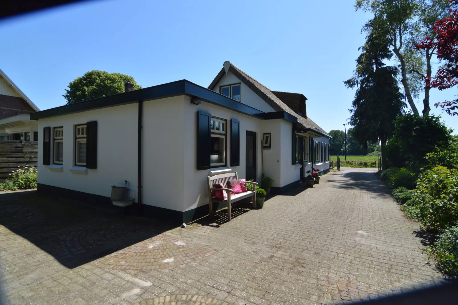 Little White Cottage-Außenbereich Sommer