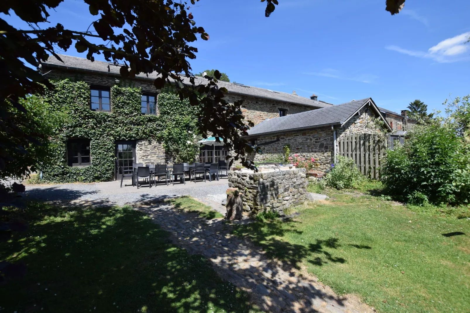 La Vraie Vie-Exterior summer
