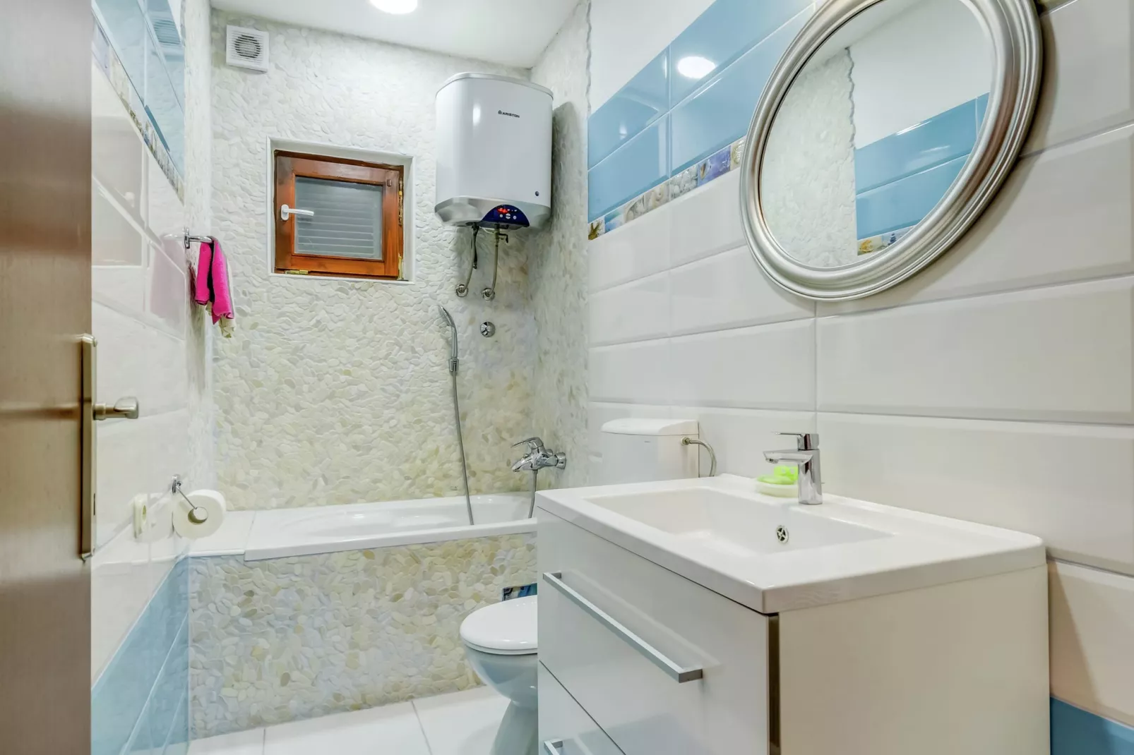 Country hideaway-Bathroom