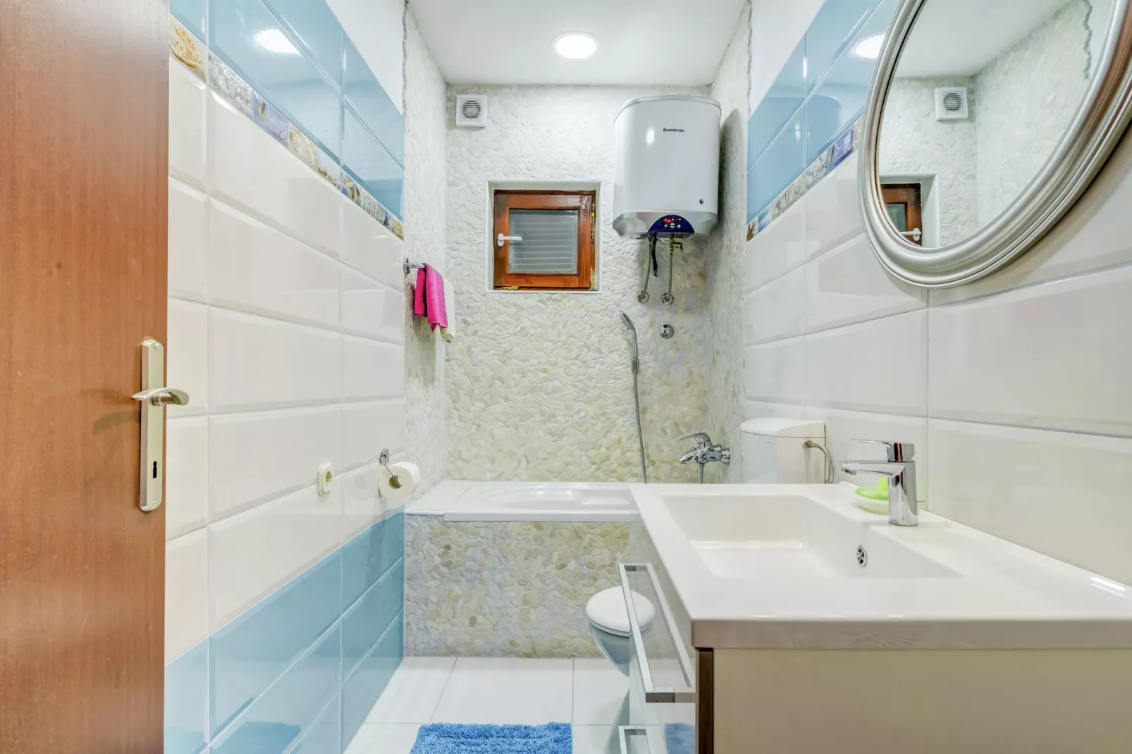 Country hideaway-Bathroom