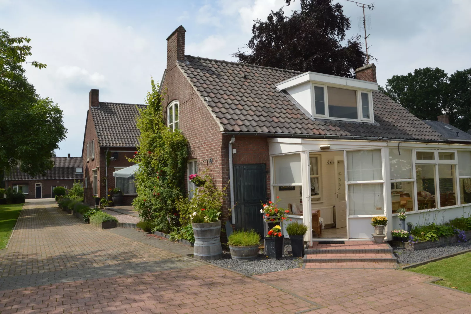 Smitske-Exterior summer