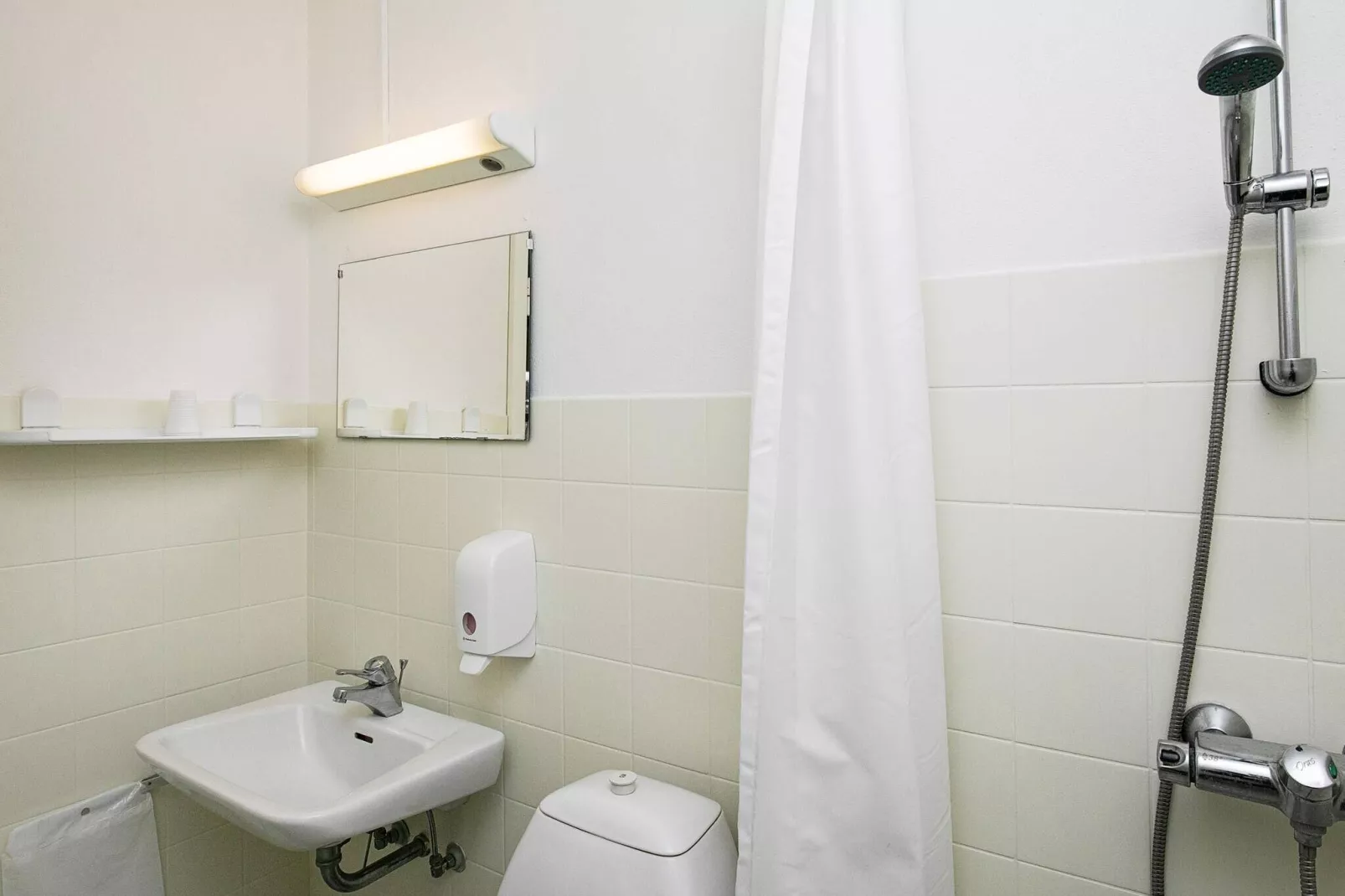 Hotel,single room incl.linen-Indoor