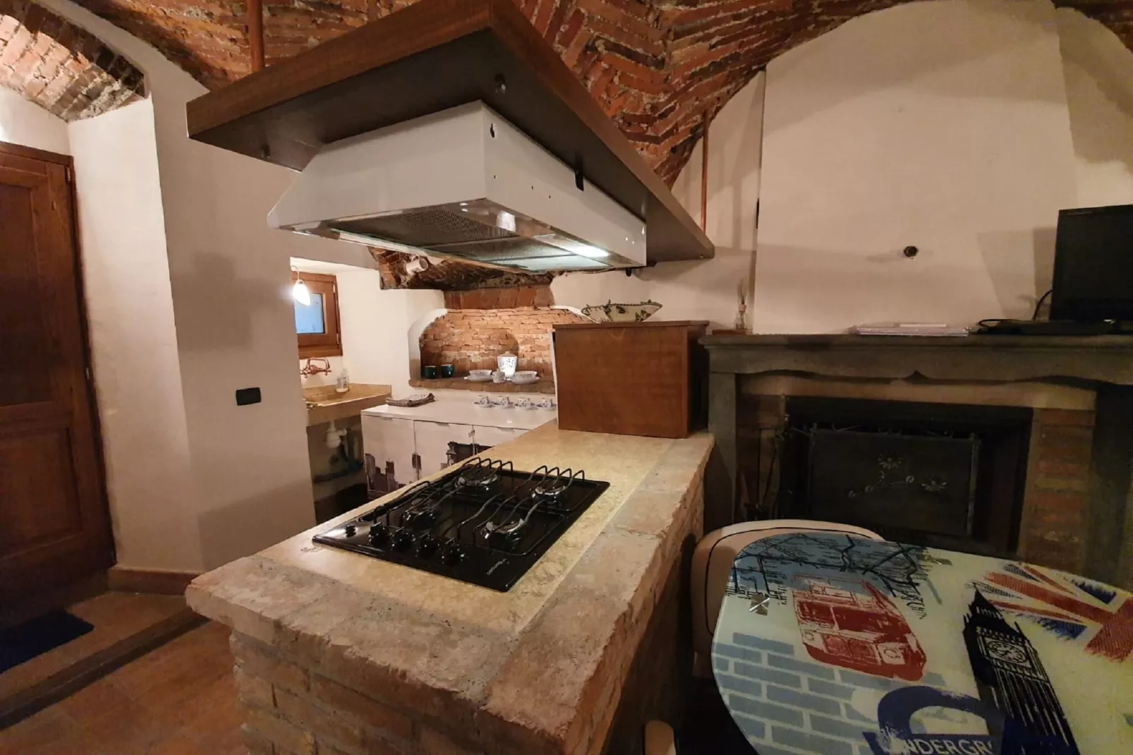 Casa in corte a pochi passi dal lago-Kitchen