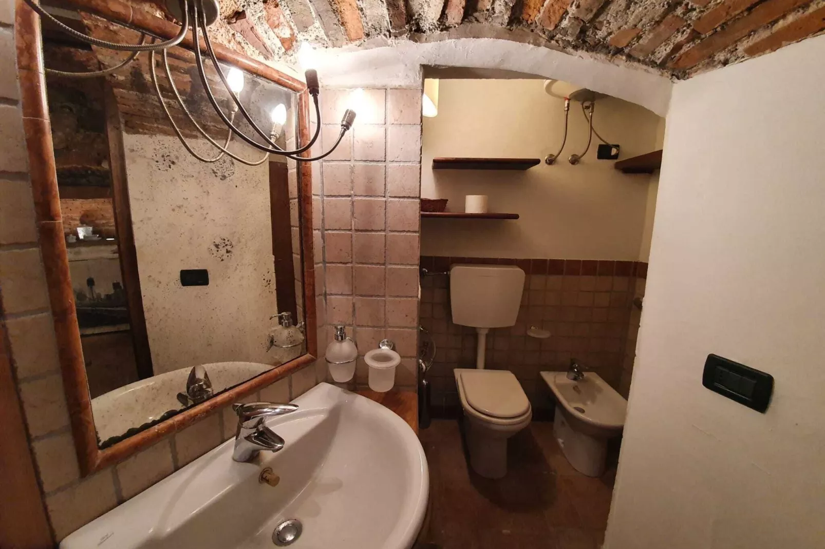 Casa in corte a pochi passi dal lago-Bathroom